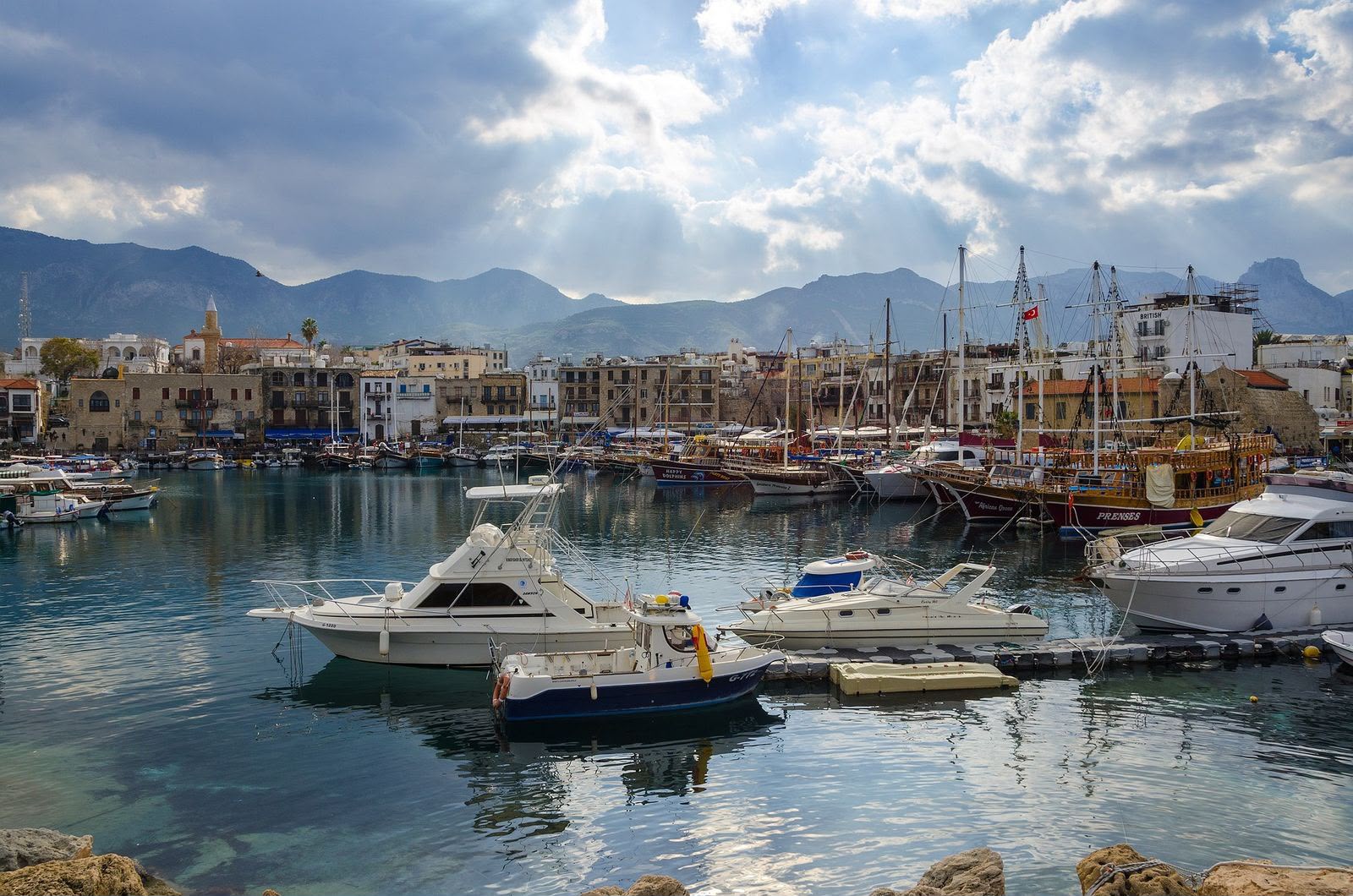 Bateaux dans le port historique de Kyrénia, Chypre du Nord